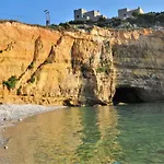 Athevillas Antonis Μίνα